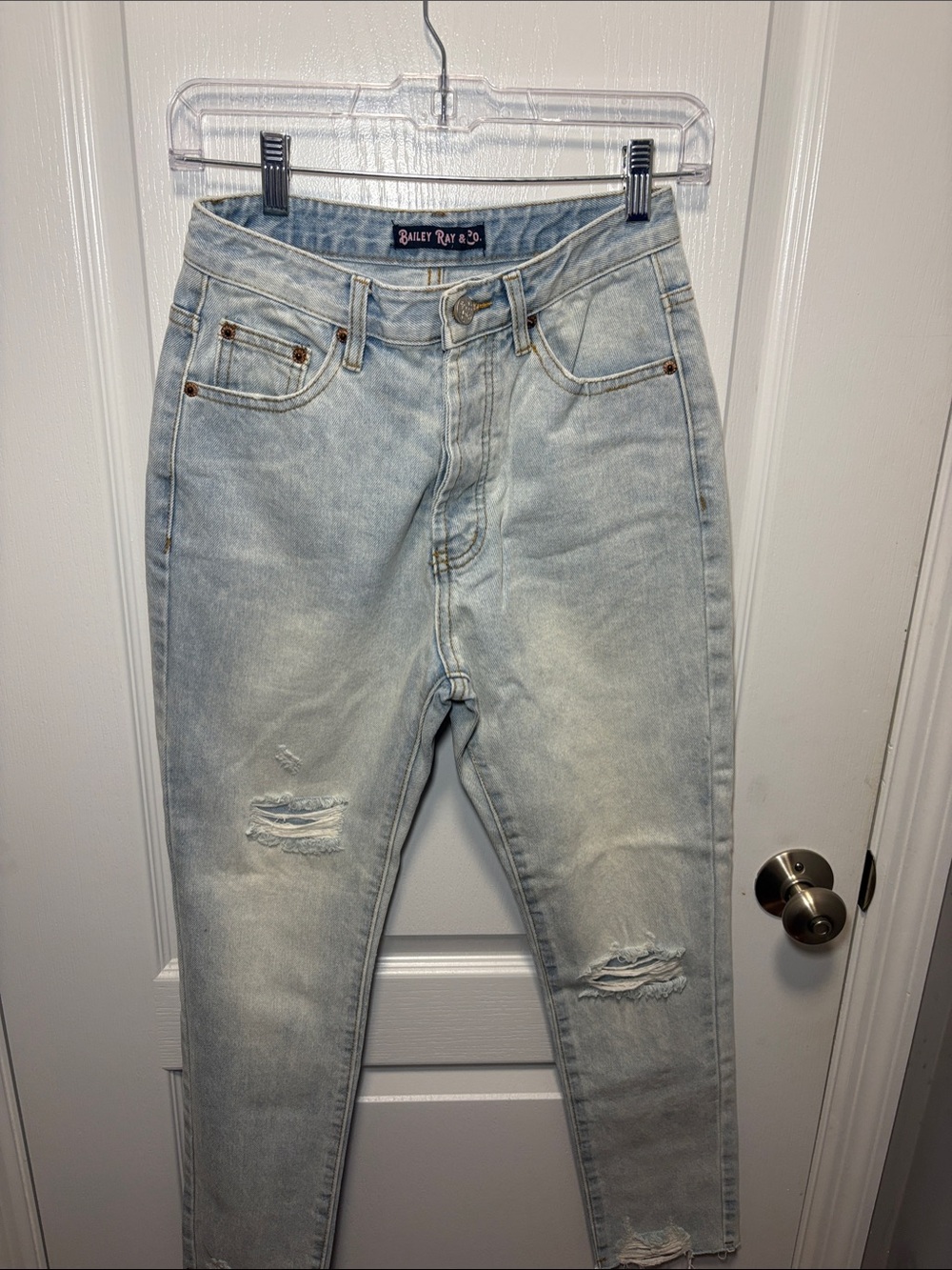 Women distressed jeans